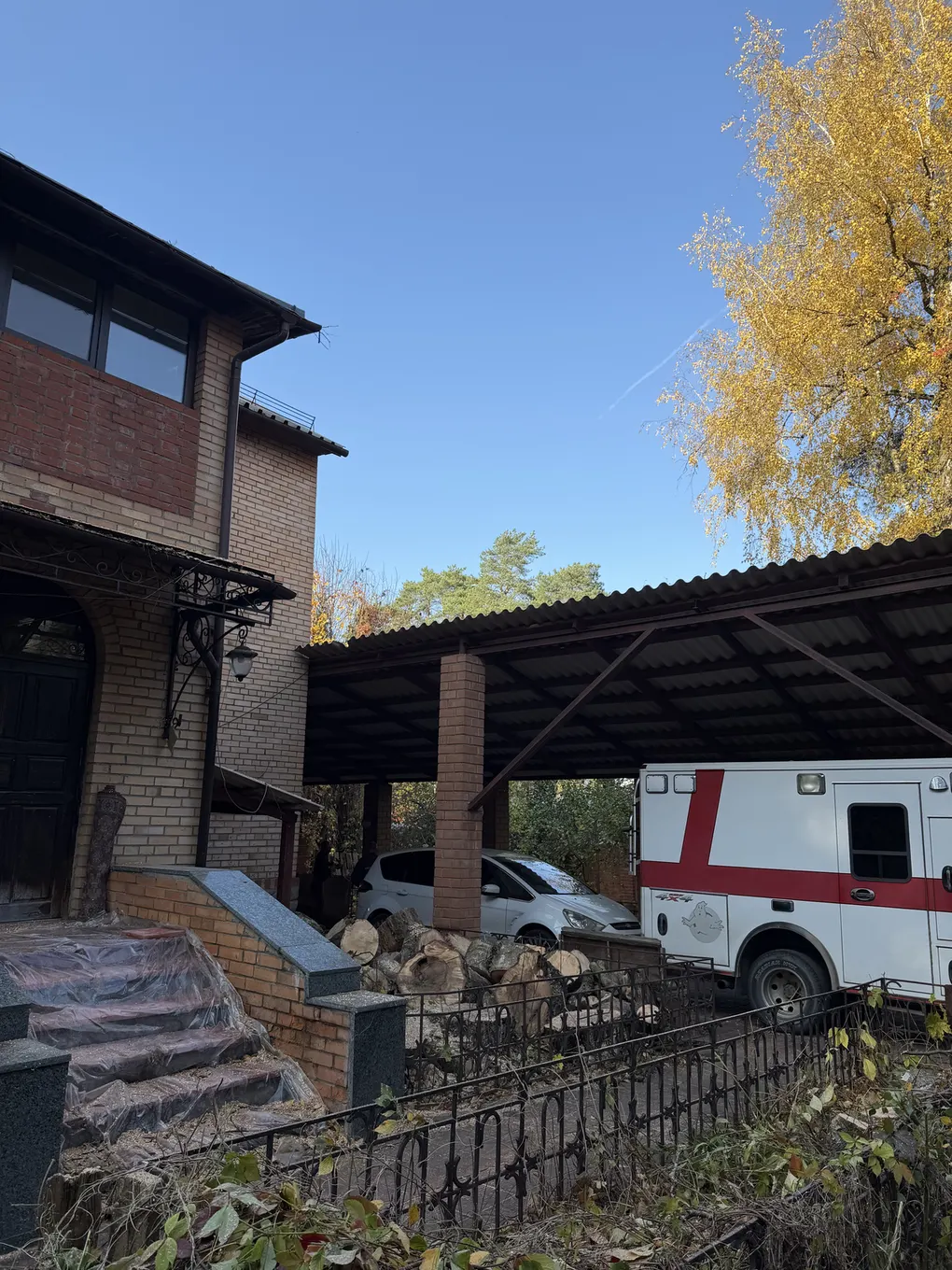 Участок и навес после удаления деревьев